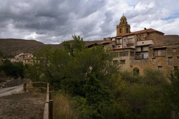 Fırtınalı bir günde Mirambel 'in ortaçağ köyünün manzarası, Teruel, İspanya
