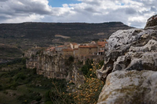 Uçurumun kenarında evleri olan ortaçağ Cantavieja kasabasının manzarası. Teruel, İspanya