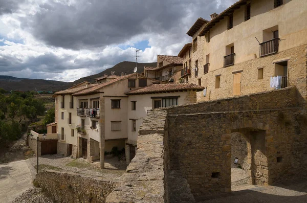 İspanya 'nın Mirambel, Teruel kasabasındaki kaldırımlı sokaklar ve geleneksel taş evler