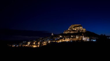 Ortaçağ şehri Morella 'nın manzarası. Geceleri duvarları ve kalesi dağın tepesinde, Morella, Castellon, İspanya.