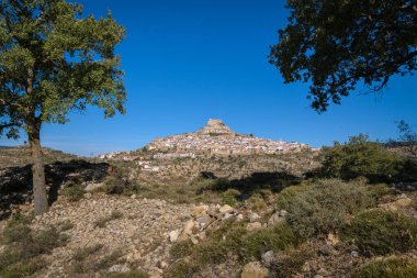 Ortaçağ şehri Morella 'nın duvarları ve dağın tepesindeki şatosu Morella, Castellon, İspanya