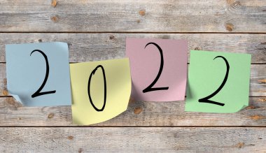 Üzerinde 2022 yazıları olan ahşap bir duvar.