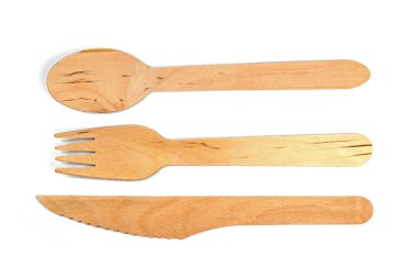 Beyaz arka plana karşı ahşap çatal bıçak takımı