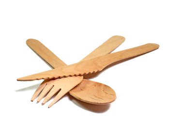 Beyaz arka plana karşı ahşap çatal bıçak takımı