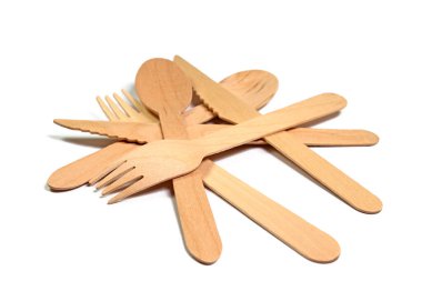 Beyaz arka plana karşı ahşap çatal bıçak takımı