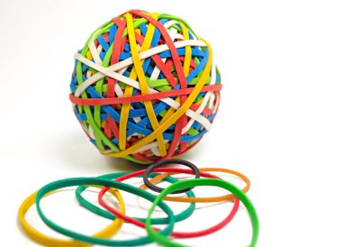 Bir sürü renkli lastik bant top şeklinde.