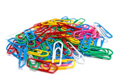 Beyaz arkaplana karşı bir sürü renkli ataç