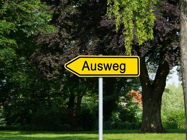 Señal Con Inscripción Ausweg Traducción Manera Salir — Foto de Stock