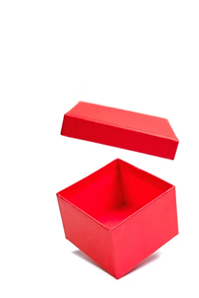 Rote Pappschachtel Mit Geöffnetem Deckel Vor Weißem Hintergrund — Stockfoto