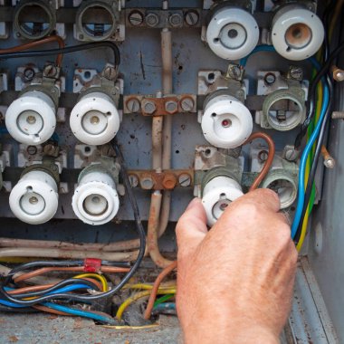 Seramik sigortalı eski güç dağıtım kutusu