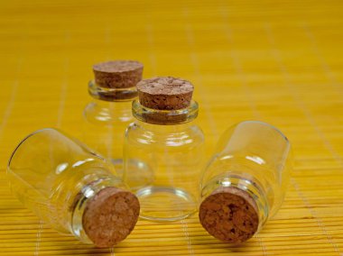 Mantarlı küçük cam şişeler, yakın plan.