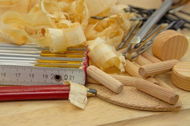 Çeşitli marangozluk aletleri, döşemeler ve talaşlar.