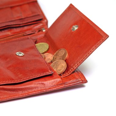 Beyaz bir arkaplan karşısında bozuk para çantası