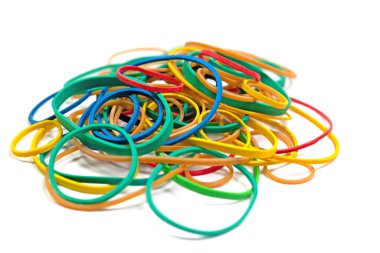 Beyaz arka planda birçok renkli kauçuk halka