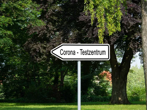 Wegweiser Mit Der Aufschrift Corona Testzentrum Übersetzt Corona Test Zentrum — Stockfoto