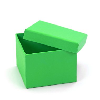 Beyaz arkaplanın önündeki yeşil boş karton kutu