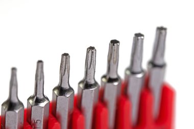 Beyaz arkaplana karşı çeşitli tornavidalar, bitler