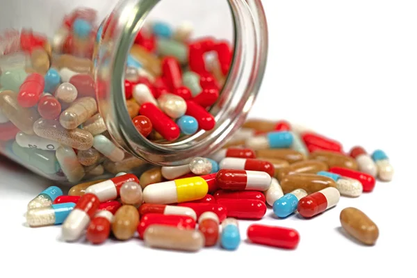 Πολλά Πολύχρωμα Χάπια Κάψουλες Φάρμακα Γυαλί Λευκό Φόντο — Φωτογραφία Αρχείου