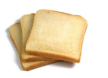 Beyaz arka planda dilimlenmiş tost ekmeği