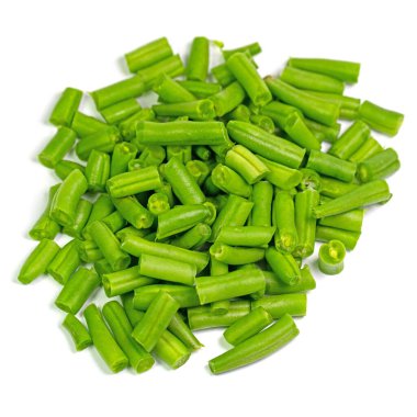 Beyaz arka planda dilimlenmiş yeşil fasulye