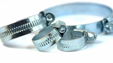 Beyaz arkaplana karşı hortum kıskaçları