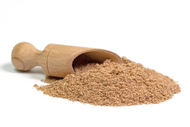 Beyaz arka planda baharat kepçesinde Nutmeg tozu