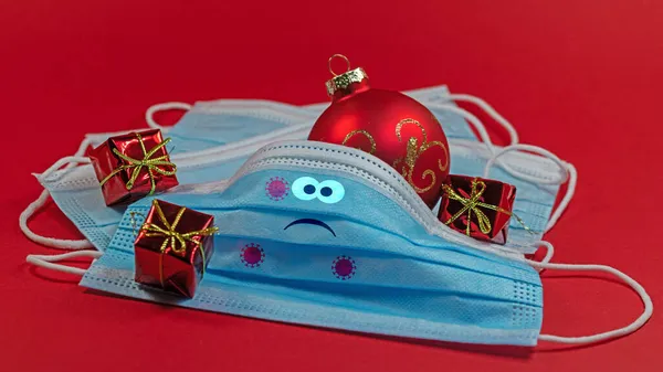 Máscaras Médicas Com Decorações Natal Contra Fundo Vermelho — Fotografia de Stock