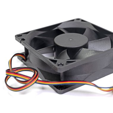 Beyaz arkaplan üzerinde PC fan