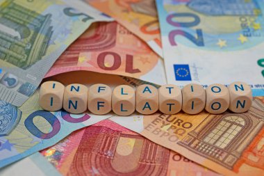 Ahşap küplerle ve banknotlarla ilgili 