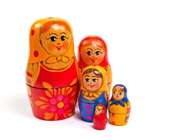 Matrioshka, beyaz arka planda elle boyanmış tahta bebekler.
