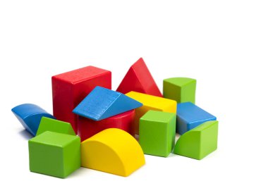 Beyaz arka plana karşı farklı şekil ve renklerde ahşap yapı taşları