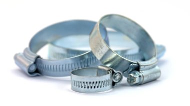 Beyaz arkaplana karşı hortum kıskaçları