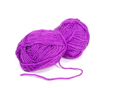 Mor örgü ipliği beyaz bir arkaplanda