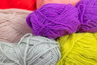 Yakından bakınca renkli örgü ipliği.