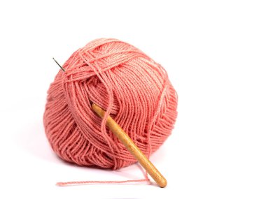 Beyaz arkaplanda kırmızı örgü ipliği