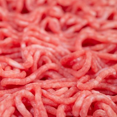 Yakın planda doğranmış et.