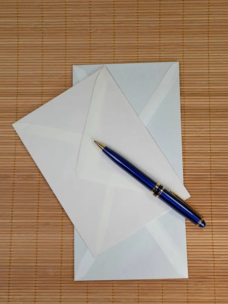 Синяя Шариковая Ручка Два Конверта — стоковое фото