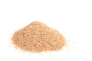 Beyaz arkaplanda yalıtılmış buğday kepeği