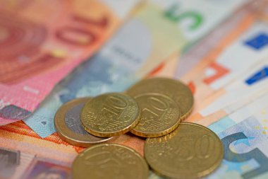 Yakın planda Euro banknotları ve madeni paralar