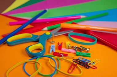 Çeşitli el işleri malzemeleri ve renkli kağıtlar.