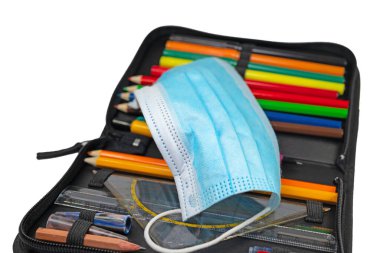 Kalem kutusu, ağız ve burun koruması, maskeler okulda zorunludur.