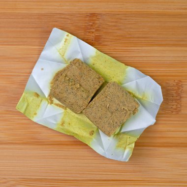 Sebzeli bulyon, yakın planda et suyu küpleri.