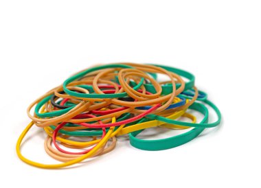 Beyaz arka planda birçok renkli kauçuk halka