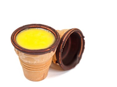 Beyaz arkaplana karşı waffle bardağında eggnog.