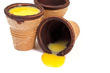 Beyaz arkaplana karşı waffle bardağında eggnog.