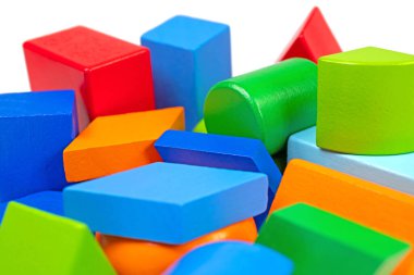 Beyaz arka plana karşı ahşap yapı taşları