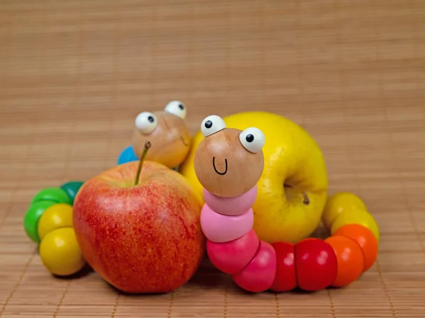 Vermes Brinquedo Madeira Frente Maçãs — Fotografia de Stock