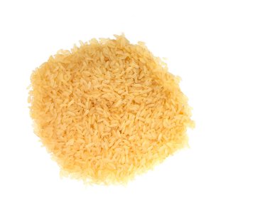 Beyaz arkaplanda izole pirinç taneleri