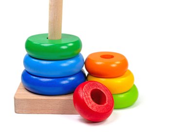 Halka yığın kulesi beyaz arkaplan karşısında izole