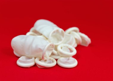 Lateks parmaklar kırmızı arkaplanda duruyor